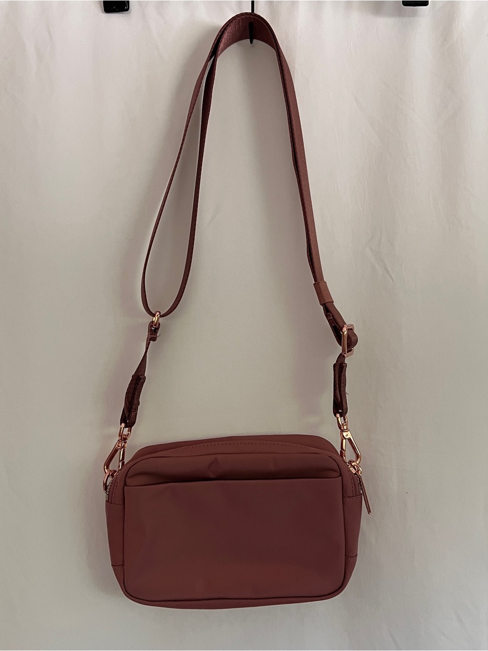 lululemon athletica Everywhere Crossbody Bag 2L Metal Hardware in Dusty Rose - Picture 4 of 11